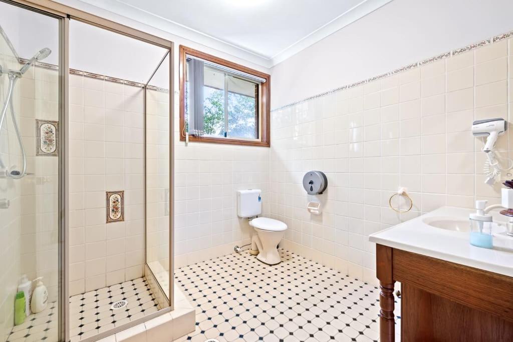 Tranquil Queen Room - Nearby Transport And Stores - Shared Bathroom Pymble Exteriör bild