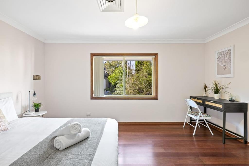 Tranquil Queen Room - Nearby Transport And Stores - Shared Bathroom Pymble Exteriör bild