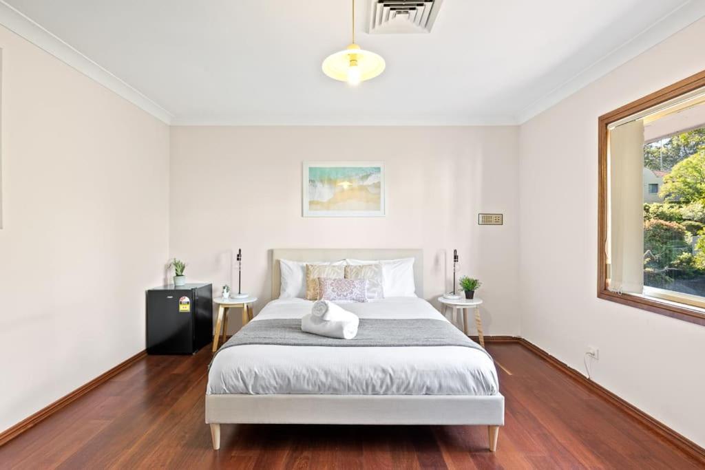 Tranquil Queen Room - Nearby Transport And Stores - Shared Bathroom Pymble Exteriör bild